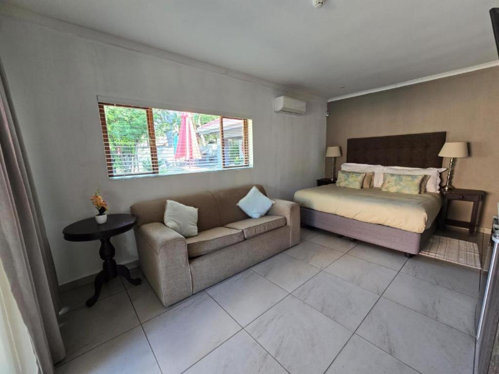 Magisha Guest House Mbombela Extérieur photo